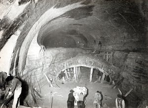 Construcción del túnel en Place de Roubaix para la estación de metro en la Gare du Nord, Línea 5, 7 de mayo de 1906 de French Photographer